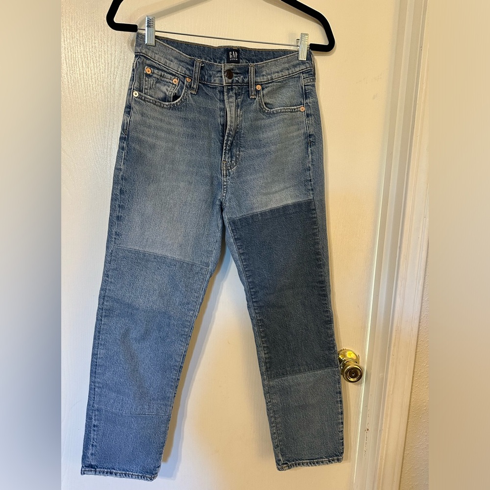 Gap straight leg high rise jeans. Button fly size 4/27. Super cute details